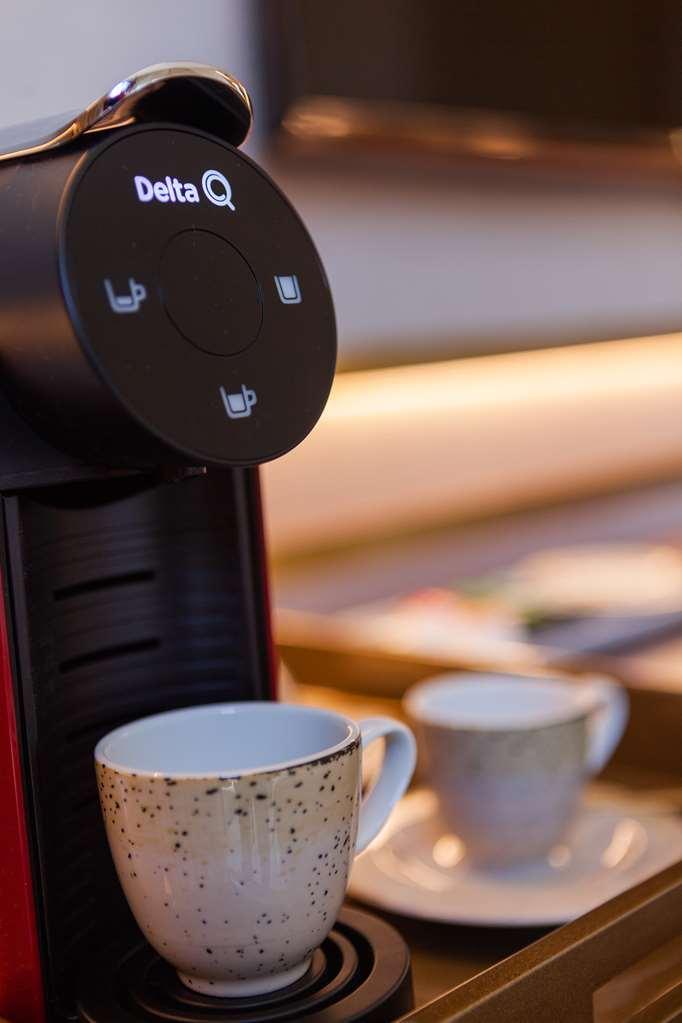 Wine & Books Lisboa Hotel Стая снимка A single serve coffee machine