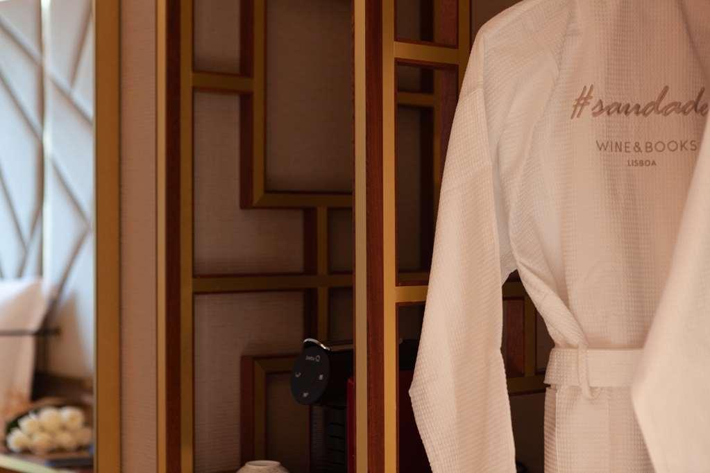 Wine & Books Lisboa Hotel Стая снимка A bathrobe
