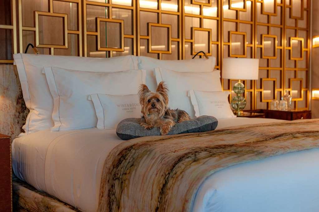 Wine & Books Lisboa Hotel Съоръжения снимка A dog on a bed
