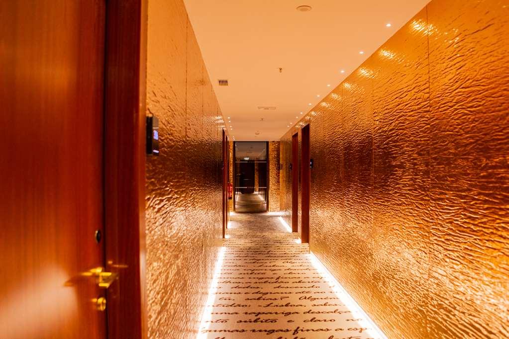 Wine & Books Lisboa Hotel Съоръжения снимка A corridor at the hotel