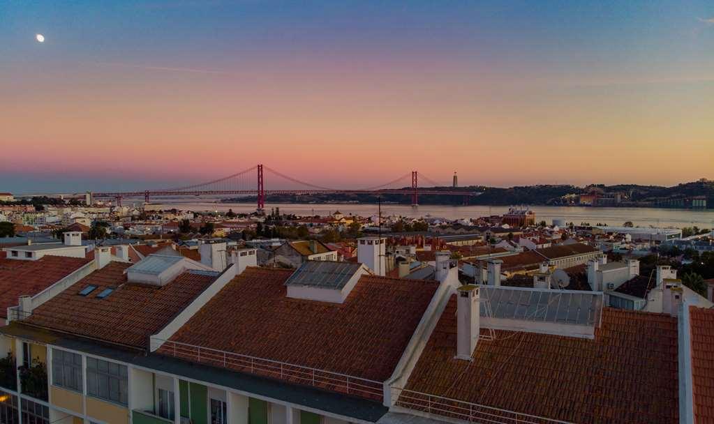 Wine & Books Lisboa Hotel Съоръжения снимка View of the roofs of the houses of the parish of Santo Estêvão.