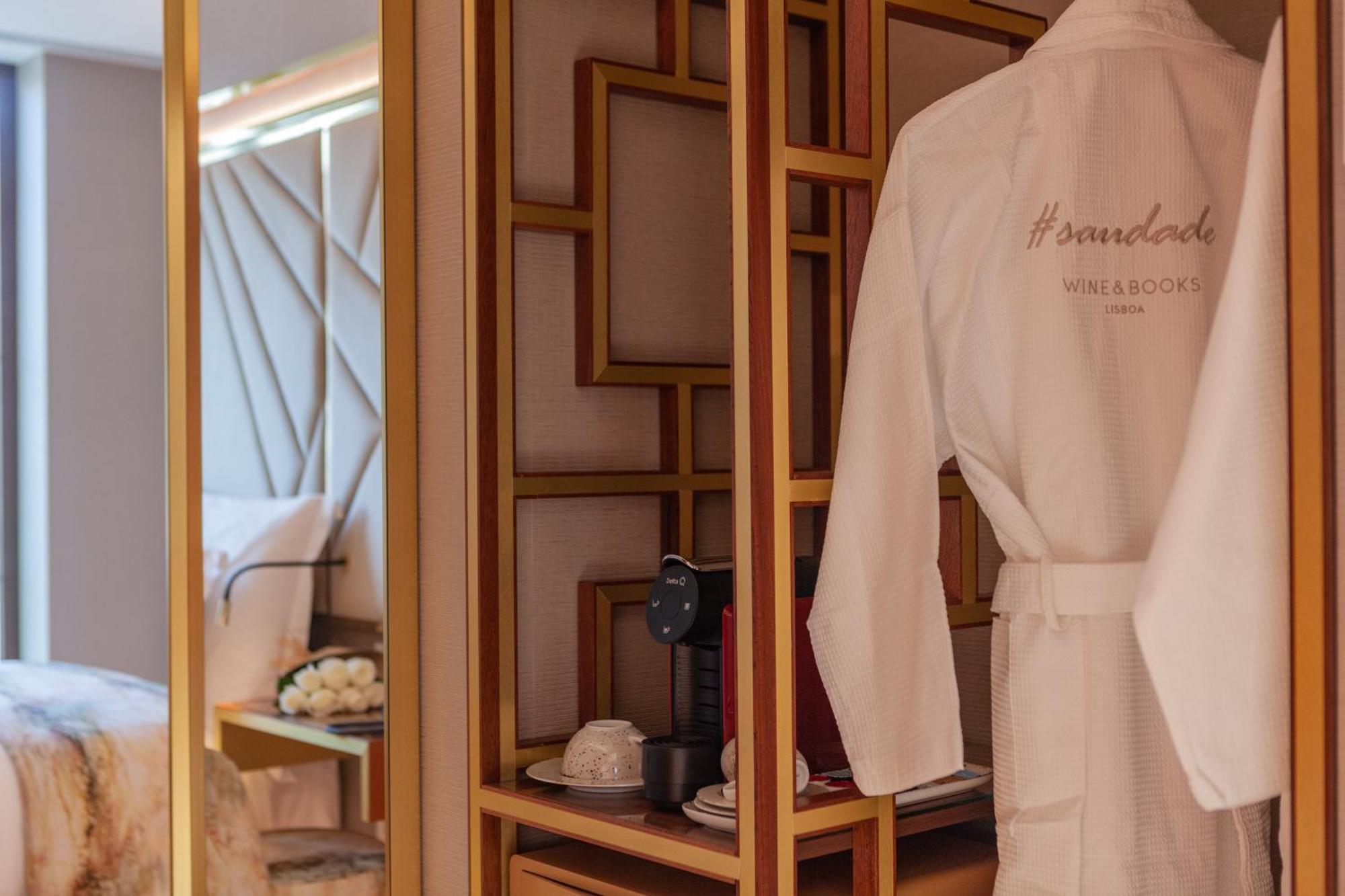 Wine & Books Lisboa Hotel Екстериор снимка A bathrobe