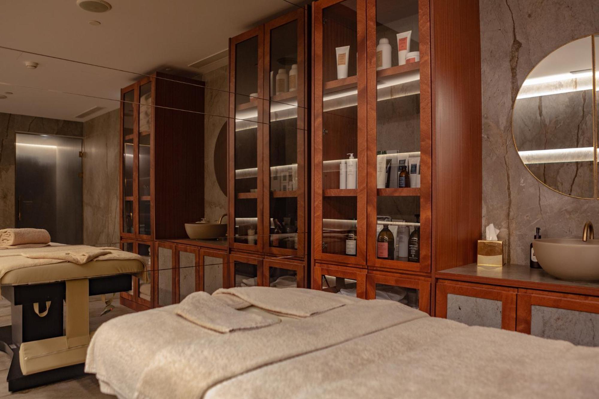 Wine & Books Lisboa Hotel Екстериор снимка Spa at the Four Seasons Hotel, Hong Kong