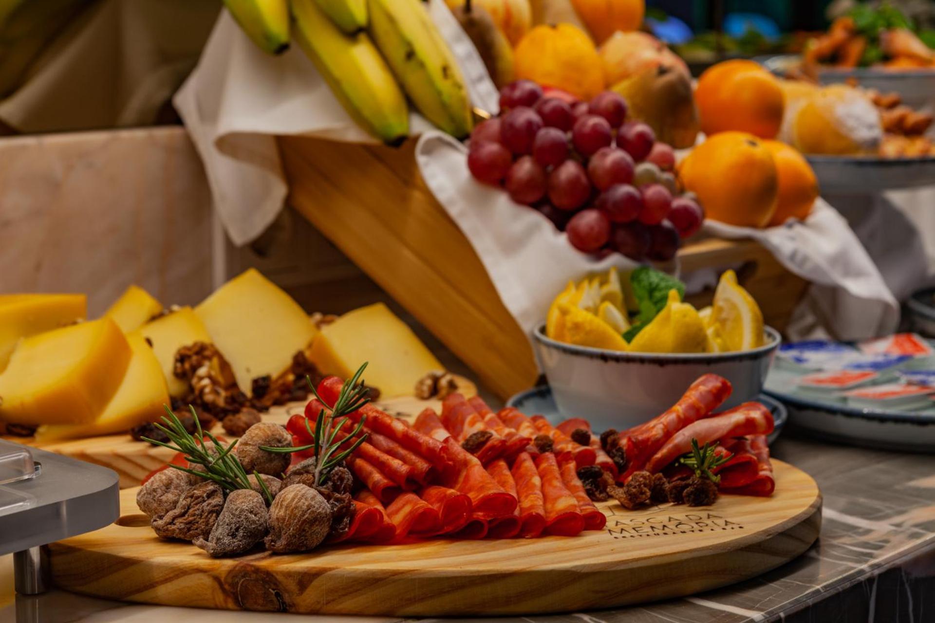 Wine & Books Lisboa Hotel Екстериор снимка A selection of fruit and cheese